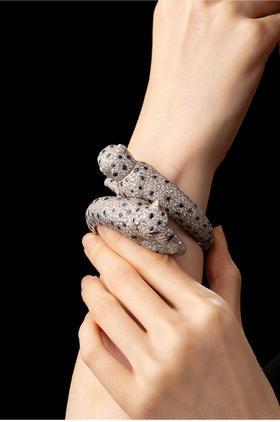 独角鹿西洋古董 20世纪晚期法国出品铂金嵌钻石蓝宝石祖母绿及缟玛瑙「美洲豹」手镯