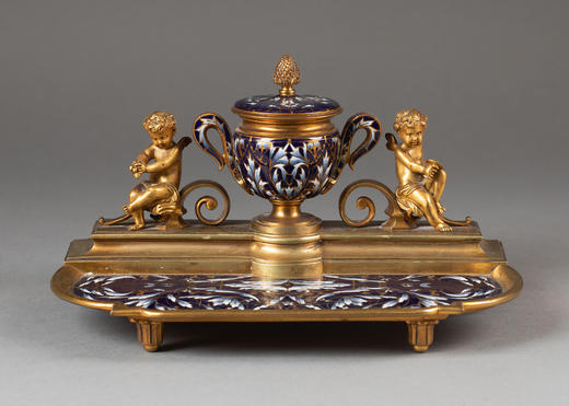 独角鹿西洋古董19世纪末法国拿破仑三世时期出品孩童与小天使主题铜鎏金精雕装饰錾胎珐琅墨水台及烛台三件套 商品图1