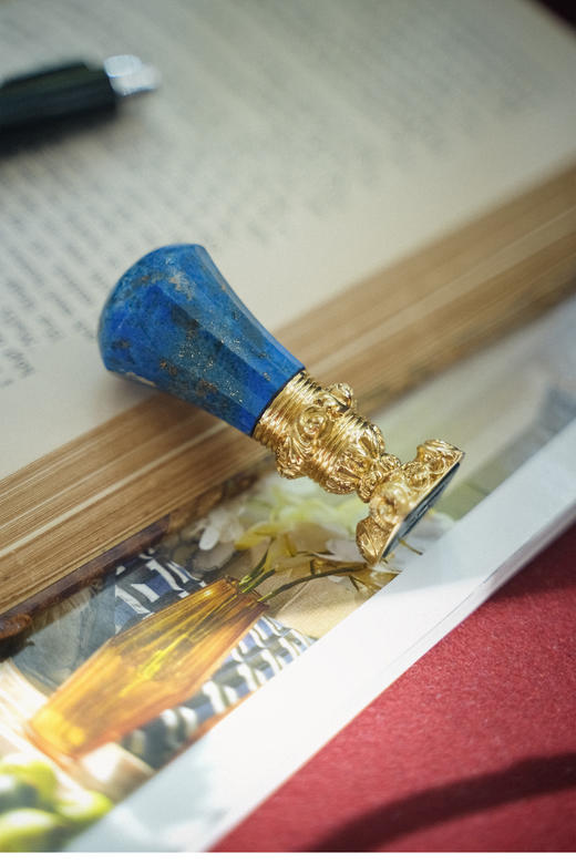 独角鹿西洋古董 19世纪欧洲出品黄金精雕镶嵌青金石柄血滴石印面古董火漆印章 商品图4