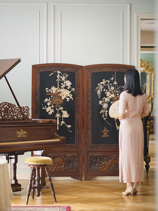 【已售】独角鹿西洋古董 1890年代日本明治时期出品「福寿双全」主题花卉清供芝山镶嵌两曲屏风 商品图1