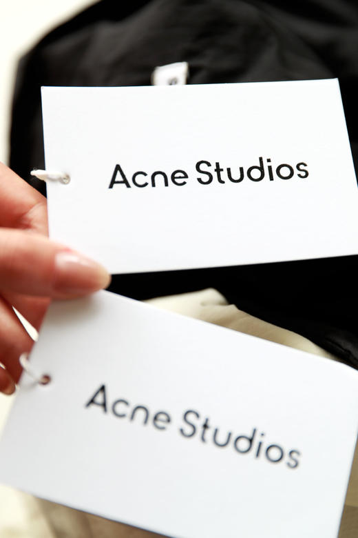 背后大字母+双拉链设计，是软壳冲锋衣。oversize户外夹克C101158 商品图2