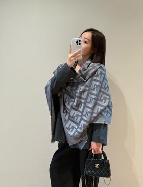 专柜正在售Fend*i 双面提花围巾披肩101108