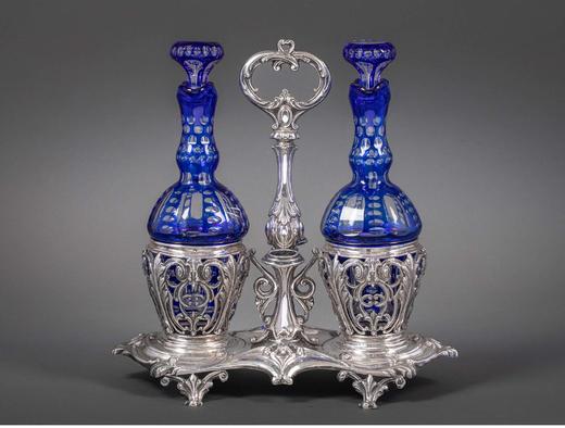 独角鹿西洋古董 1860年代法国出品卷叶花纹纯银精雕镶嵌蓝色水晶调料瓶一对 商品图0