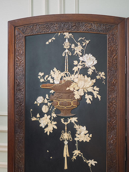 【已售】独角鹿西洋古董 1890年代日本明治时期出品「福寿双全」主题花卉清供芝山镶嵌两曲屏风 商品图3