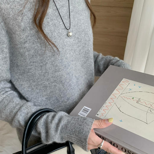 专属-秋冬上新【衣本素 半高纯色一线马鞍肩100%羊毛衫】甄选轻奢羊毛衫   高级圆领设计   高端面料   宽容休闲百搭 商品图2