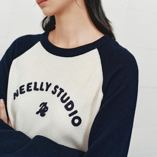 NEELLY纳俪商场同款冬季新款时尚字母插肩袖针织衫女撞色复古上衣N25101A01003 商品图2