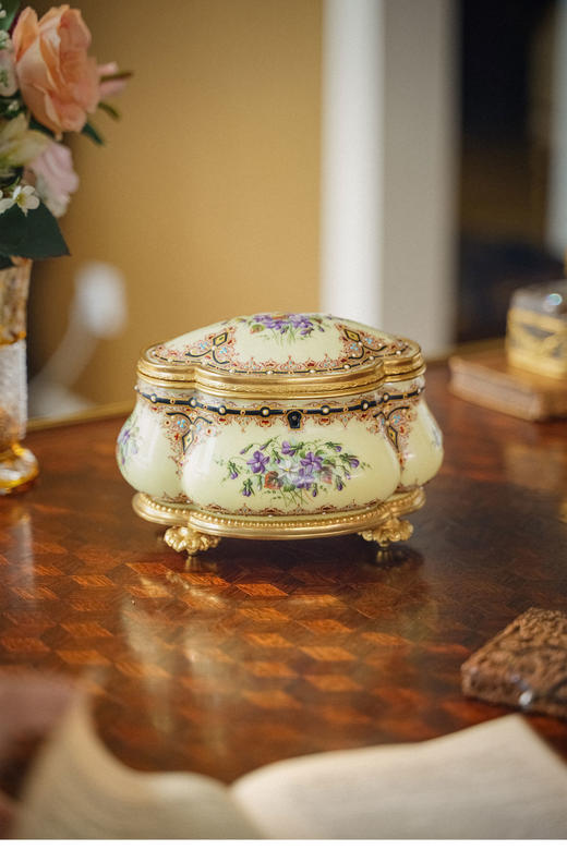 【已售】独角鹿西洋古董 19世纪末法国出品铜鎏金镶嵌「紫罗兰」主题布勒松珐琅彩绘珍宝盒 商品图1