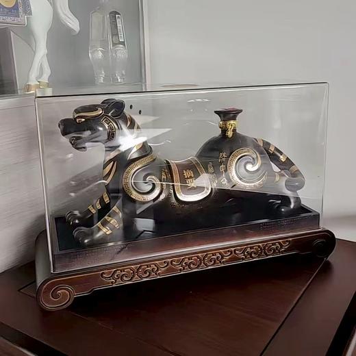 【稀缺收藏】摘要 错金君虎令符 53度 酱香型白酒 960ml*1（含底座+外罩） 商品图2