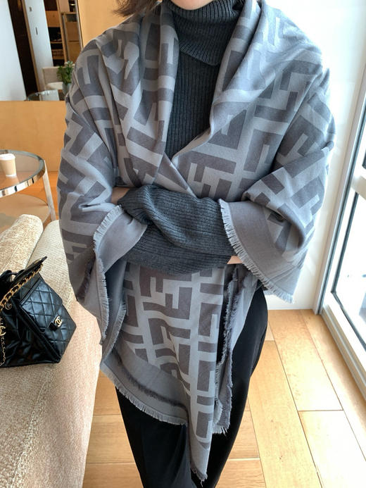 专柜正在售Fend*i 双面提花围巾披肩101108 商品图11