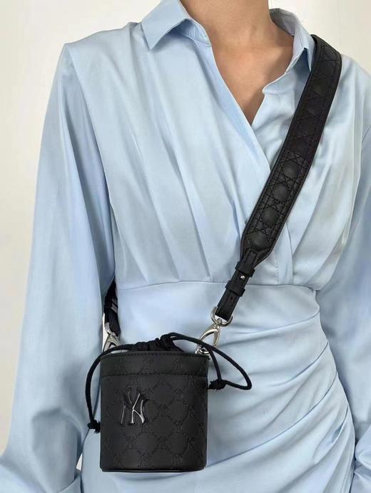 MLB香水包  水桶包女老花复古磨砂黑高级感斜挎包 商品图0