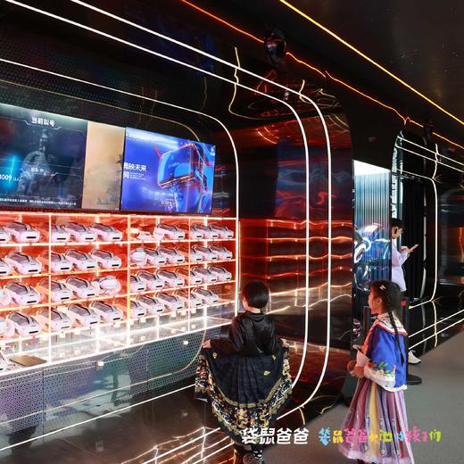 【袋鼠爸爸去哪儿 | 丝路灵境·奥映未来XR单次体验票】2000㎡超大梦幻空间，《秦潮觉醒1-3季》《遇见东坡》等20多部重磅XR项目可选，还有适合亲子互动的XR/MR体验，等你来PK! 商品图6