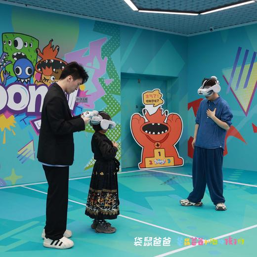 【袋鼠爸爸去哪儿 | 丝路灵境·奥映未来XR单次体验票】2000㎡超大梦幻空间，《秦潮觉醒1-3季》《遇见东坡》等20多部重磅XR项目可选，还有适合亲子互动的XR/MR体验，等你来PK! 商品图7