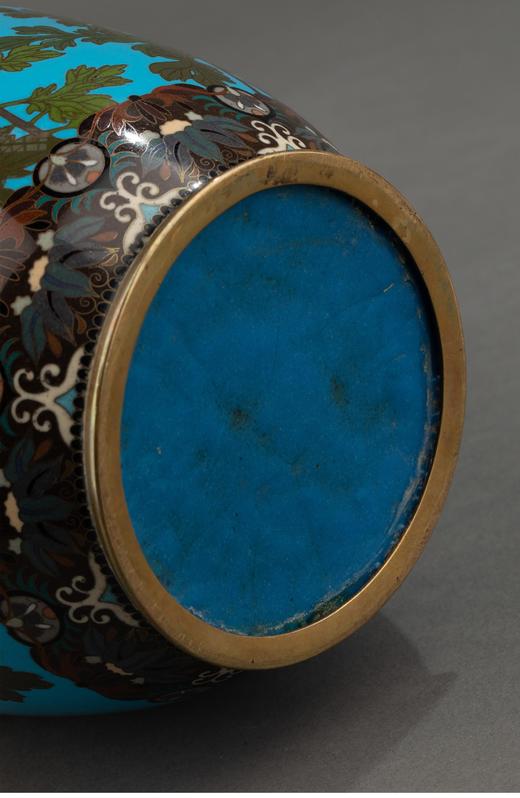 独角鹿西洋古董 1870年代日本明治时期出品「富贵花蝶」主题修饰蓝地七宝烧花瓶一对 商品图5