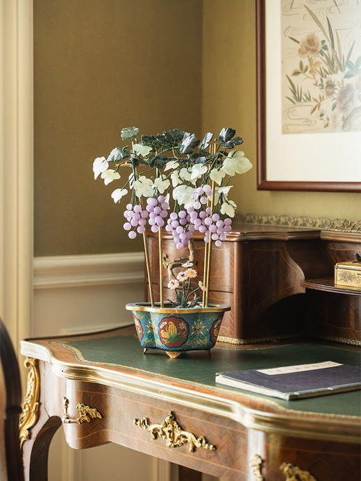 【已售】独角鹿西洋古董 20世纪中国创汇时期出品宝相花纹海棠式景泰蓝盆装饰「葡萄藤蔓」珍宝像生盆景 商品图0