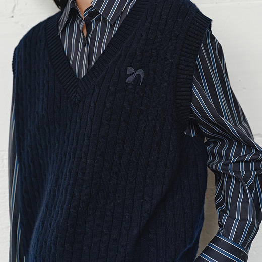 NEELLY纳俪商场同款冬新款复古百搭针织马甲女绞花软糯学院风上衣N25101A01009 商品图2