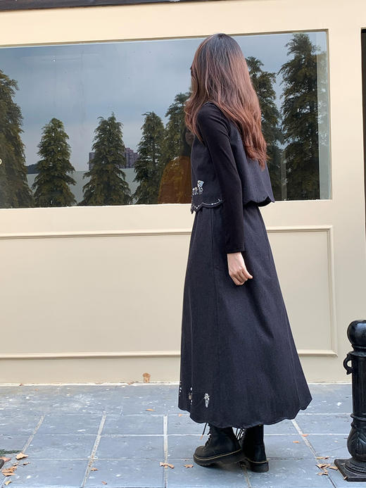 【百图lulu定制】【花蔓套装】【一套299元】花朵刺绣 波浪边马甲 高弹T长袖T恤 A字摆半裙 商品图9