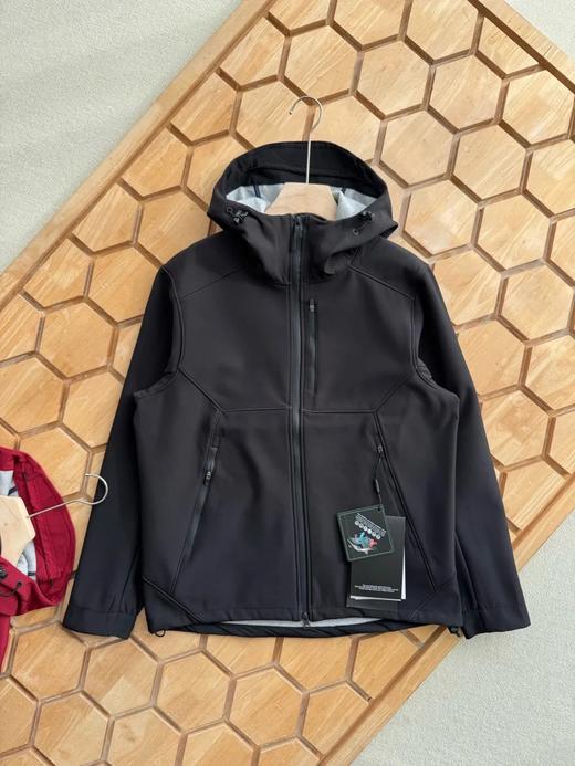 冬季新品，户外情侣款连帽加绒软壳冲锋衣，上身版型合身版正 ，面料挺阔不皱有质感 商品图1