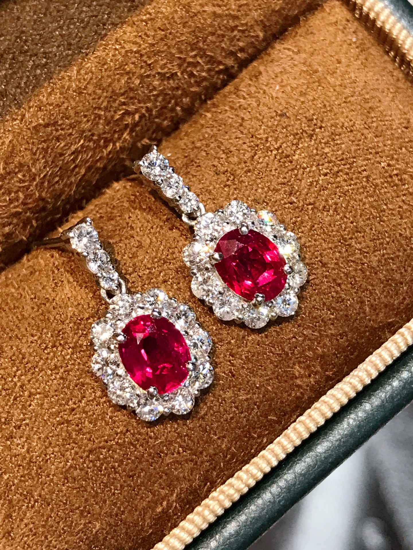 1.583ct刻面红宝石耳坠