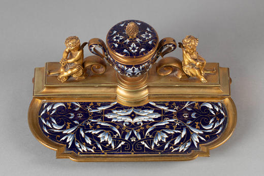 独角鹿西洋古董19世纪末法国拿破仑三世时期出品孩童与小天使主题铜鎏金精雕装饰錾胎珐琅墨水台及烛台三件套 商品图2