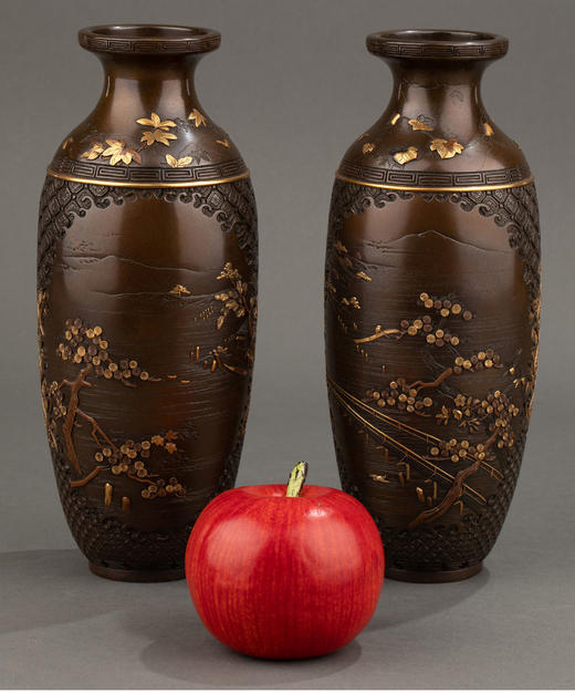独角鹿西洋古董 1870年日本一光堂出品宫部篤良制作「鹊鸮湖景」金银象嵌赤铜对瓶 商品图1