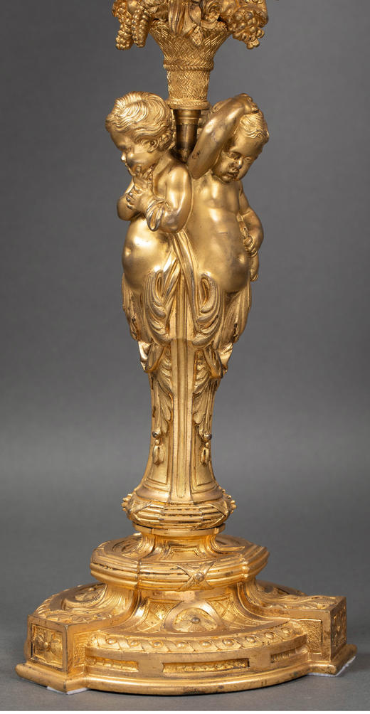 独角鹿西洋古董 19世纪法国出品路易十六风格小天使主题铜鎏金精雕丝绸缎面百褶灯罩台灯一对 商品图5