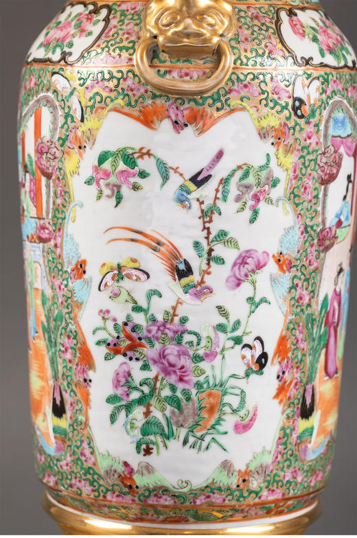 独角鹿西洋古董 19世纪法国出品铜鎏金底座嵌花蝶开窗庭院人物广彩瓷瓶百褶灯罩台灯一对 商品图4