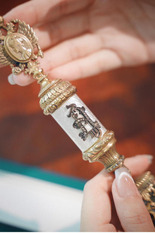 独角鹿西洋古董 19世纪俄罗斯出品纯银镀金贵族双面肖像镶嵌钻石白色玑镂珐琅碧玉翻书杖 商品图4