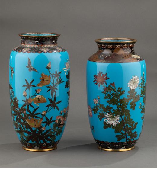 独角鹿西洋古董 1870年代日本明治时期出品「富贵花蝶」主题修饰蓝地七宝烧花瓶一对 商品图0