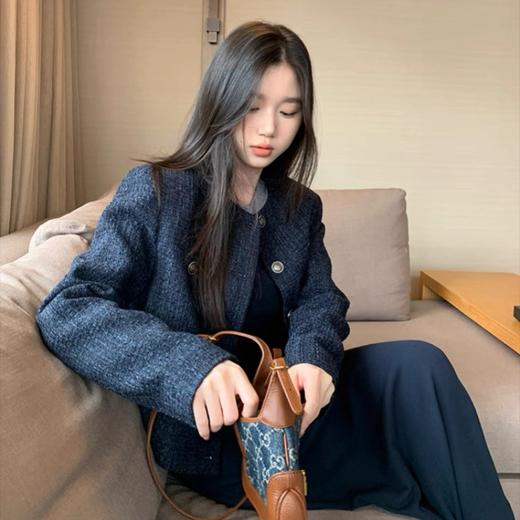 休闲通勤张弛有度「DANMO复古编织小香外套」肌理编织感 色泽莹润手感厚实 金属纽扣流畅圆领 浮雕质感纵享典雅 商品图3