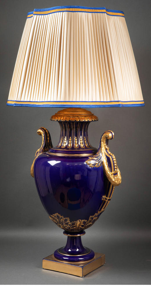 独角鹿西洋古董 19世纪末法国出品路易十六风格铜鎏金精雕嵌塞弗尔风格帝王蓝瓷瓶瓷瓶台灯一对 商品图3