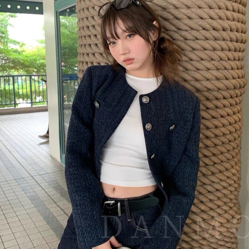 休闲通勤张弛有度「DANMO复古编织小香外套」肌理编织感 色泽莹润手感厚实 金属纽扣流畅圆领 浮雕质感纵享典雅