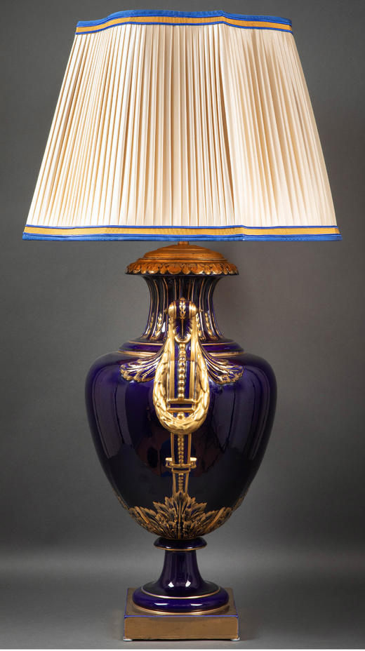 独角鹿西洋古董 19世纪末法国出品路易十六风格铜鎏金精雕嵌塞弗尔风格帝王蓝瓷瓶瓷瓶台灯一对 商品图2