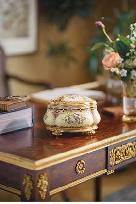 【已售】独角鹿西洋古董 19世纪末法国出品铜鎏金镶嵌「紫罗兰」主题布勒松珐琅彩绘珍宝盒