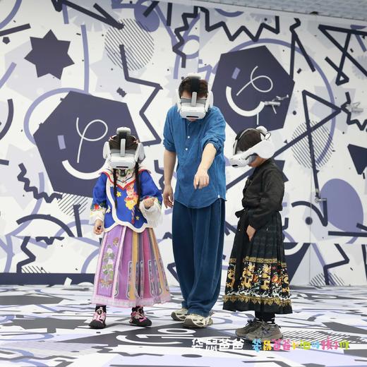 【袋鼠爸爸去哪儿 | 丝路灵境·奥映未来XR单次体验票】2000㎡超大梦幻空间，《秦潮觉醒1-3季》《遇见东坡》等20多部重磅XR项目可选，还有适合亲子互动的XR/MR体验，等你来PK! 商品图9