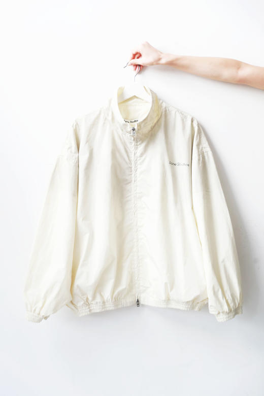 背后大字母+双拉链设计，是软壳冲锋衣。oversize户外夹克C101158 商品图4