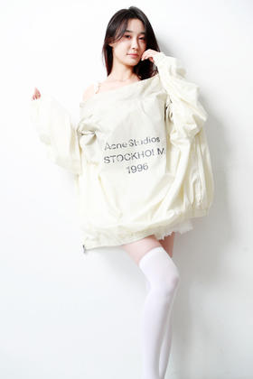 背后大字母+双拉链设计，是软壳冲锋衣。oversize户外夹克C101158