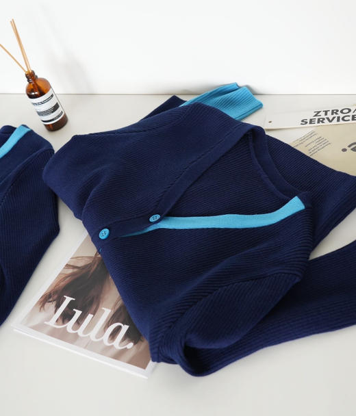 ⚠️❗️【品质吊打同款】显白克莱因蓝撞色针织外套，高克重，速来捡漏！👏非常耐看的一款藏青➕克莱因蓝撞色针织外套，🌈品质不同于市面上任何仿货~  商品图1