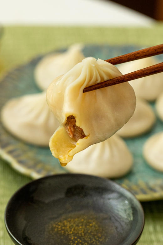 许老爹蟹黄汤包2.0版本🔥 ✅汤汁比之前更浓烈！ ✅云感般蟹黄肉馅量变多！ ✅开个小口汁水波涛汹涌！ 商品图3