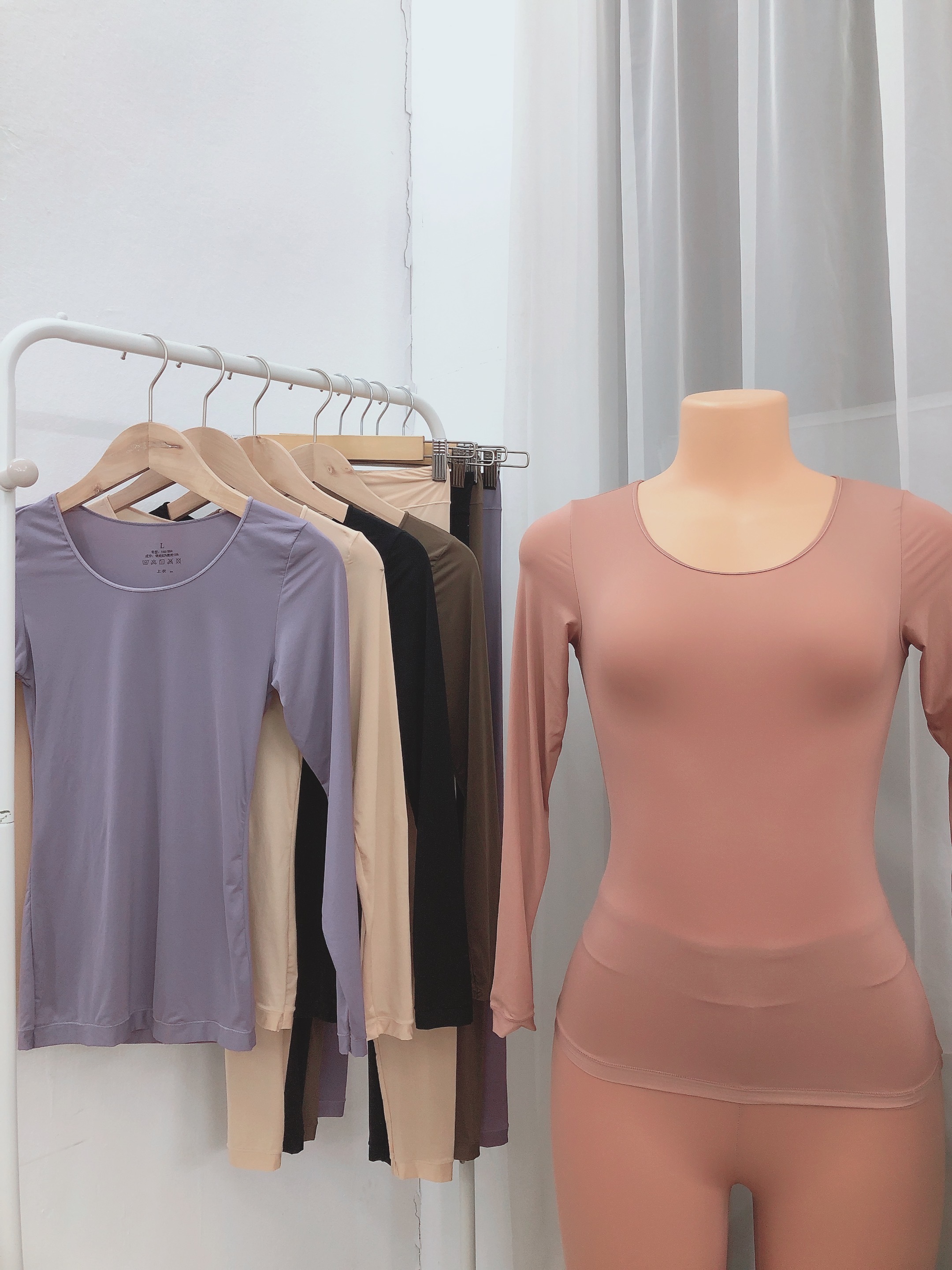 【低至29.9元🔥樱姿娜·玻尿酸润肤肌底衣】，两套起拍❗️【樱姿娜·玻尿酸润肤肌底衣】✅润肤：添加保湿之王——玻尿酸，锁水保湿，7A级抑菌