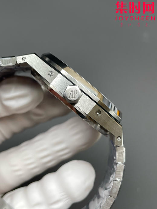 爱彼APS皇家橡树26574系列 APS26574 v2版 多功能男士腕表 在“Grande Tapisserie”大格纹装饰表盘上，日期、星期、月份、月相 商品图3