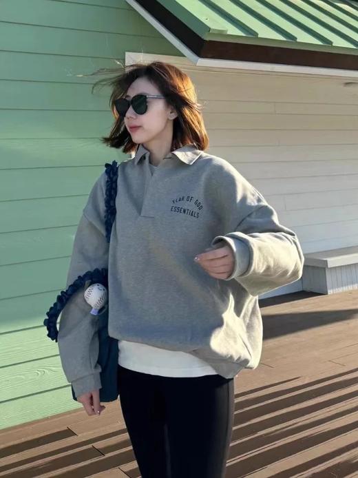 Fear of God Essentials Fall24 BACK TO SCHOOL系列 Fleece Polo 徽标印花套头长袖Polo衫 （BG） 商品图7