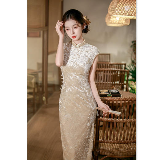 GX时尚优雅新中式改良丝绒压花旗袍2025秋新款收腰显瘦减龄修身旗袍 商品图0