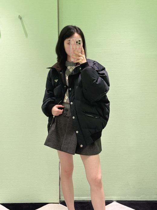 普拉达25Fw秋冬新款 三角徽标立领府绸质感羽绒服夹克外套(DQJ*MM) 商品图2