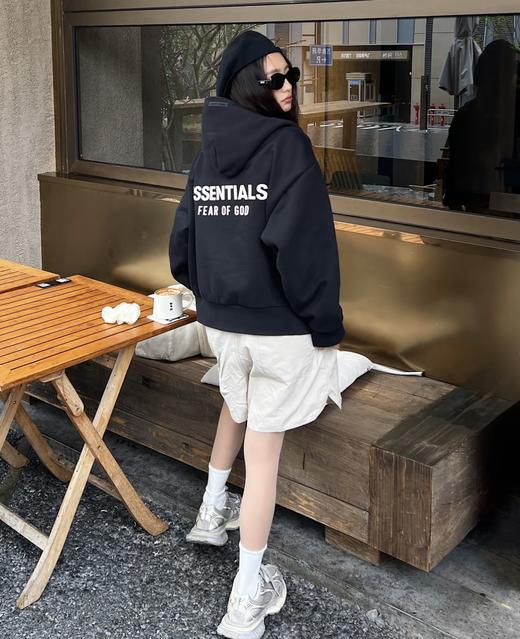 Fear of God Essentials ALWAYS ON系列 SS25 ALWAYS ON系列 Classic Short Sleeve Tee 圆领套头舒适宽松拉链外套帽衫卫衣（BG） 商品图3