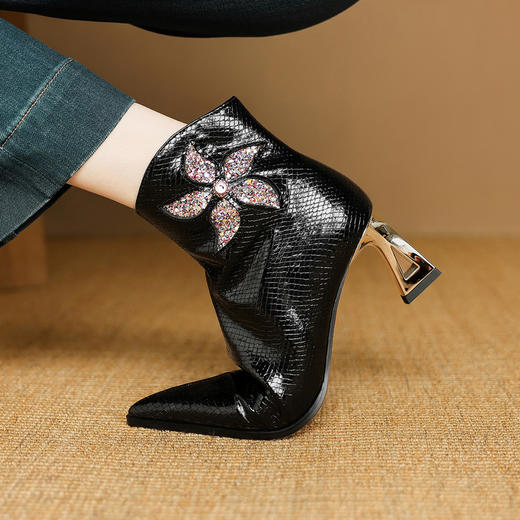 【预售5天】春秋单靴子女真皮尖头花朵水钻高跟皮靴冬季短靴粗跟及踝靴子DB&M6615 商品图4