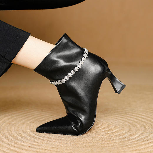 【预售5天】秋冬新款法式小踝靴尖头短靴女时尚白色水钻气质高跟皮靴DB&M6567 商品图4