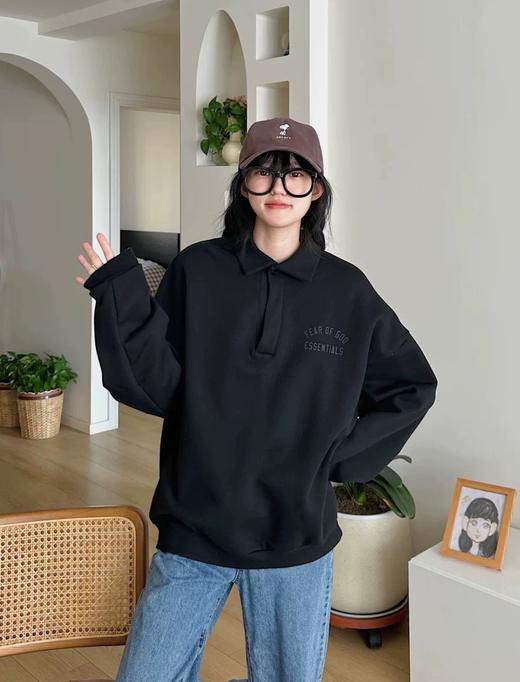Fear of God Essentials Fall24 BACK TO SCHOOL系列 Fleece Polo 徽标印花套头长袖Polo衫 （BG） 商品图0