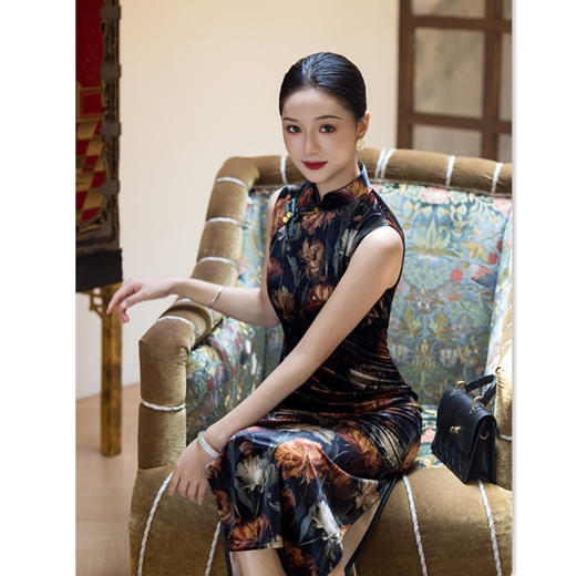 GX新中式国风无袖旗袍秋季2025新款女复古修身收腰日常可穿丝绒旗袍 商品图3