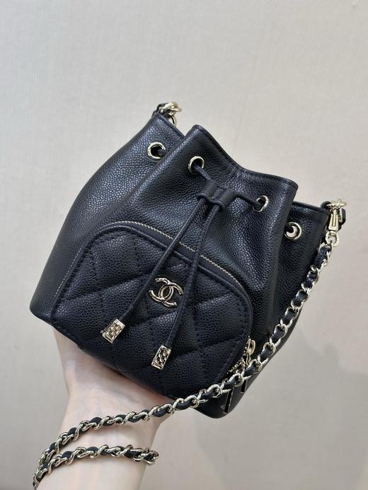 香奈儿 菱格皮穿链徽标Logo抽绳开合 颗粒压花鱼子酱牛皮 水桶包单肩斜挎包 超迷你(KISS*MM) 商品图1