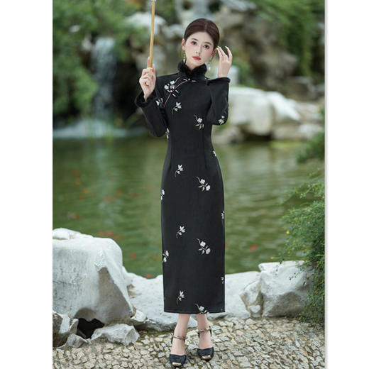 GX年轻款绝美加绒长袖旗袍2025秋冬新款时尚改良麂皮绒加绒绣花旗袍 商品图0